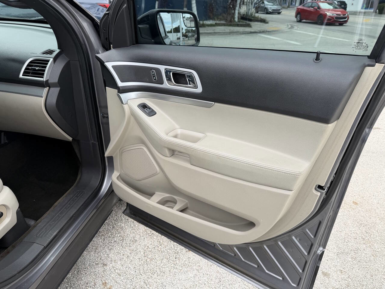 Used 2014 Ford Explorer XLT image 21