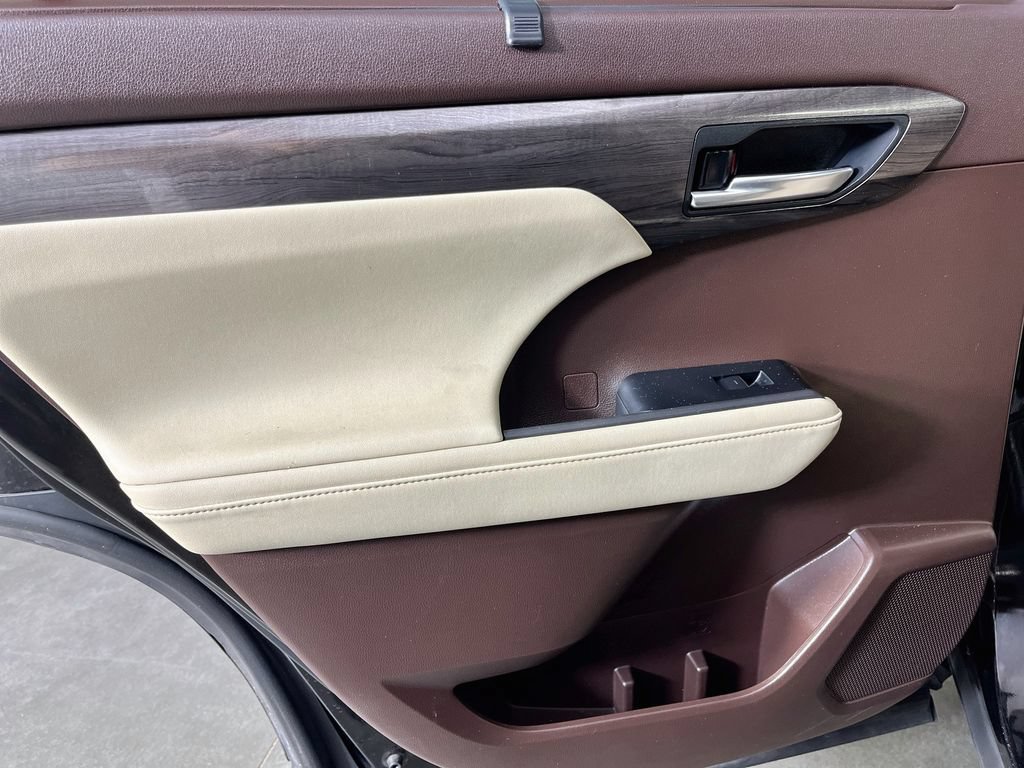 Used 2020 Toyota Highlander Limited FWD image 31