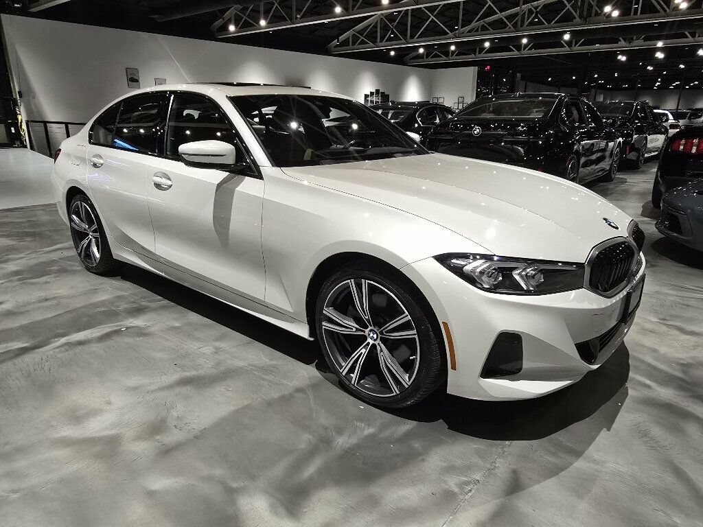 Used 2023 BMW 330i Sedan w/ Convenience Package RWD image 3