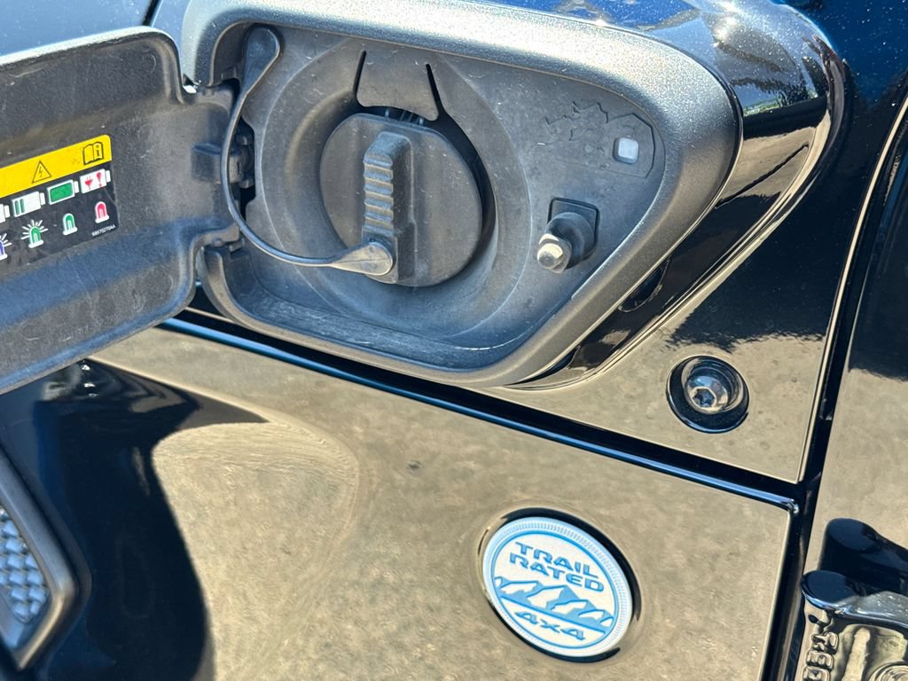 Used 2023 Jeep Wrangler Unlimited Sahara AWD/4WD image 9