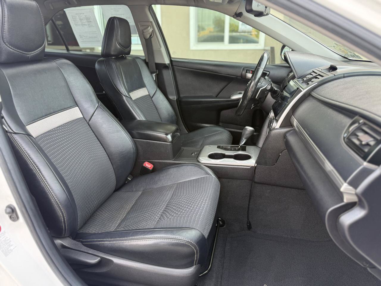 Used 2014 Toyota Camry SE w/ Moonroof Package FWD image 16