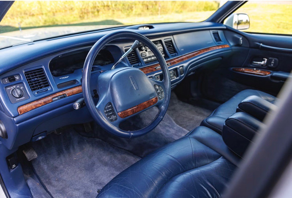 Used 1995 Lincoln Town Car Signature RWD image 8