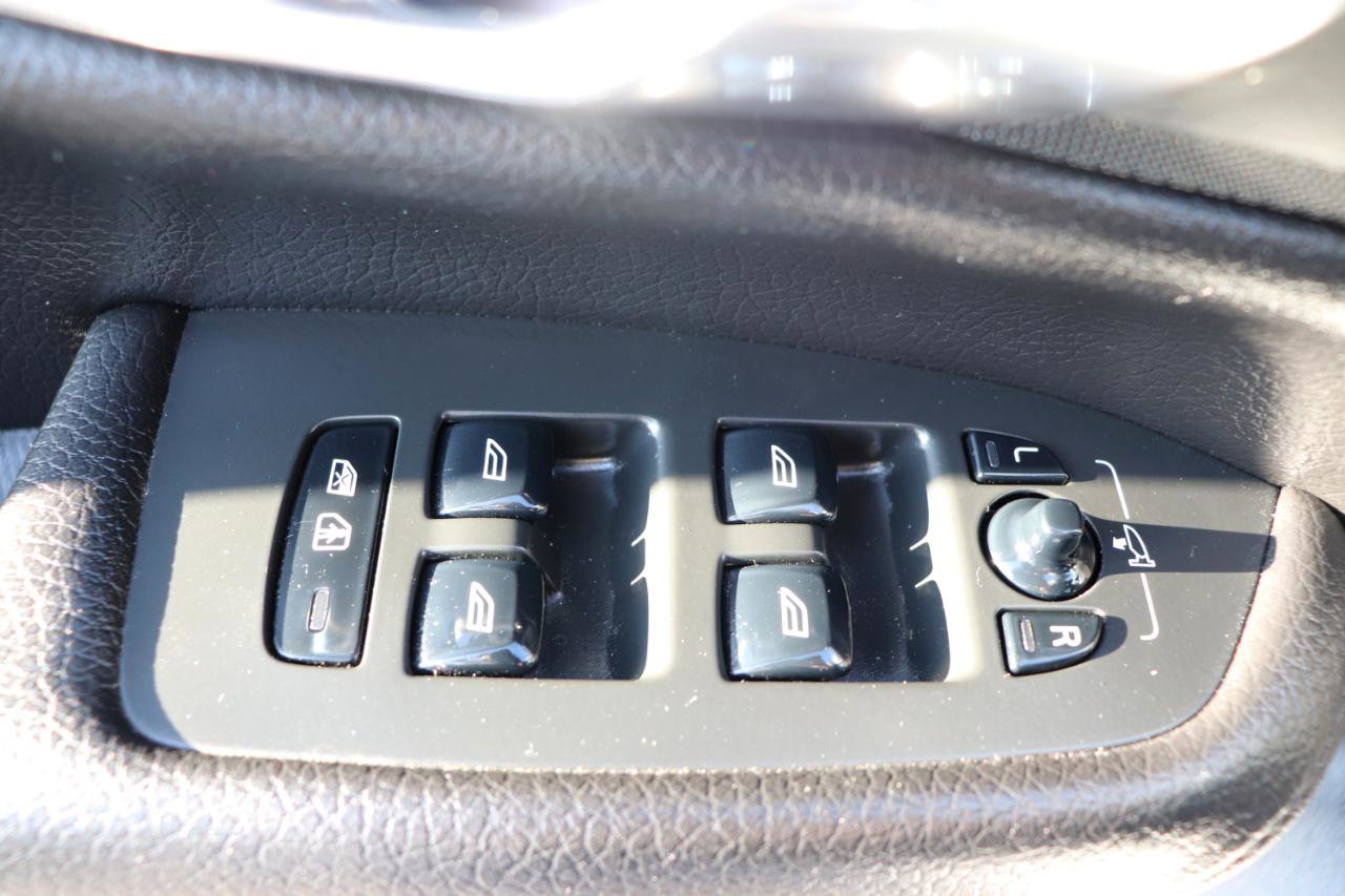 Used 2016 Volvo XC90 T6 Momentum image 46