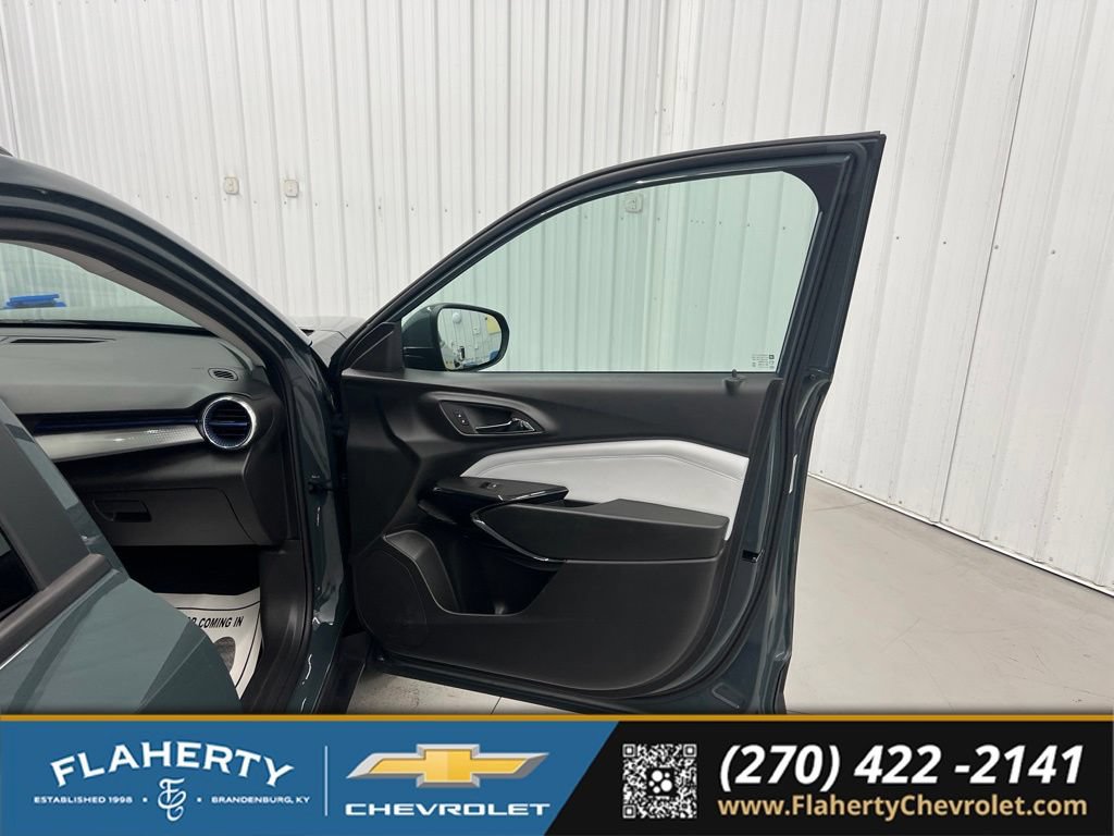 Used 2025 Chevrolet Trax LT FWD image 14