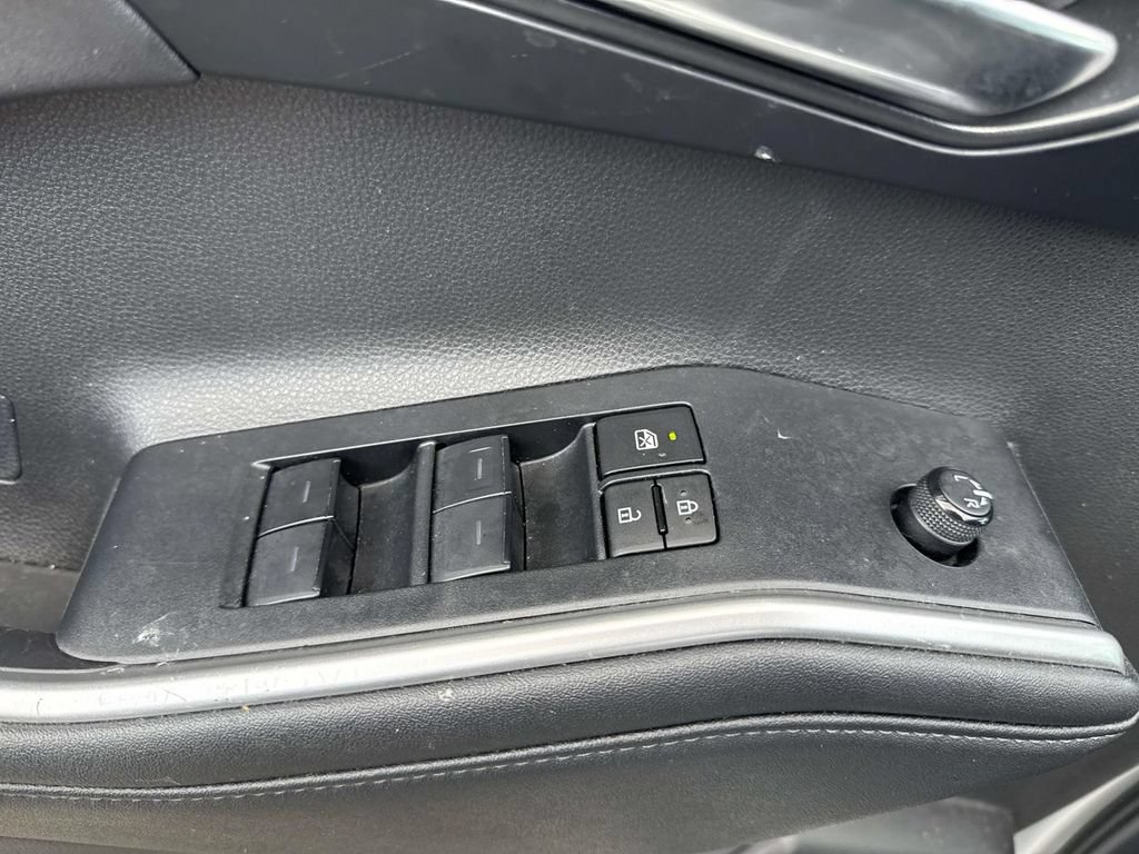 Used 2024 Toyota Highlander XLE FWD image 22