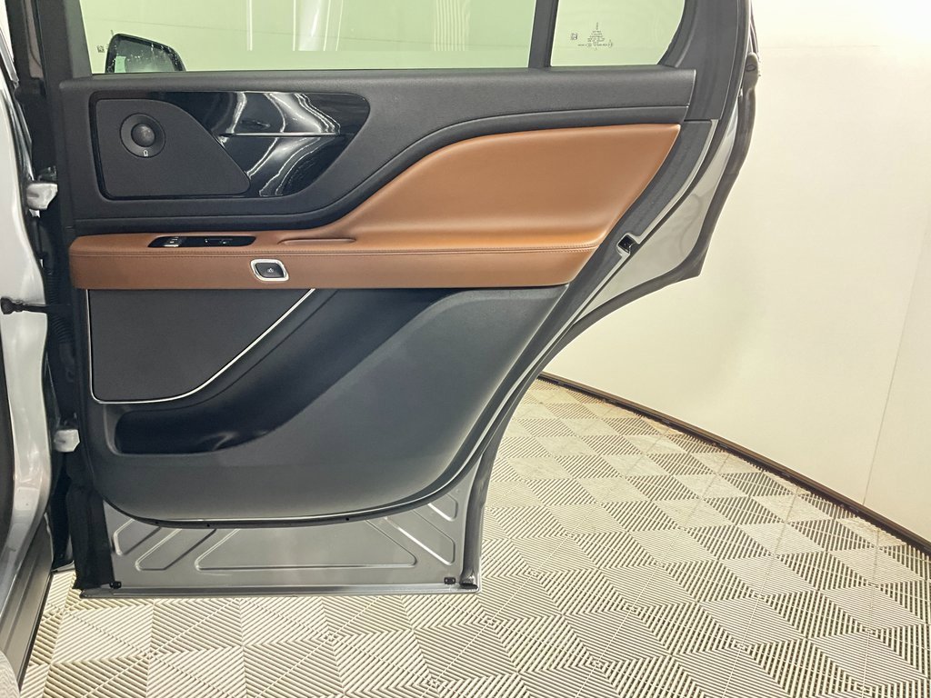 Certified 2024 Lincoln Aviator Reserve w/ Equipment Group 201A image 25