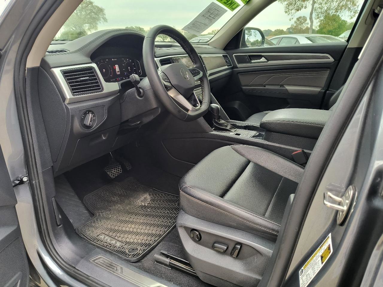 Used 2022 Volkswagen Atlas SE image 2