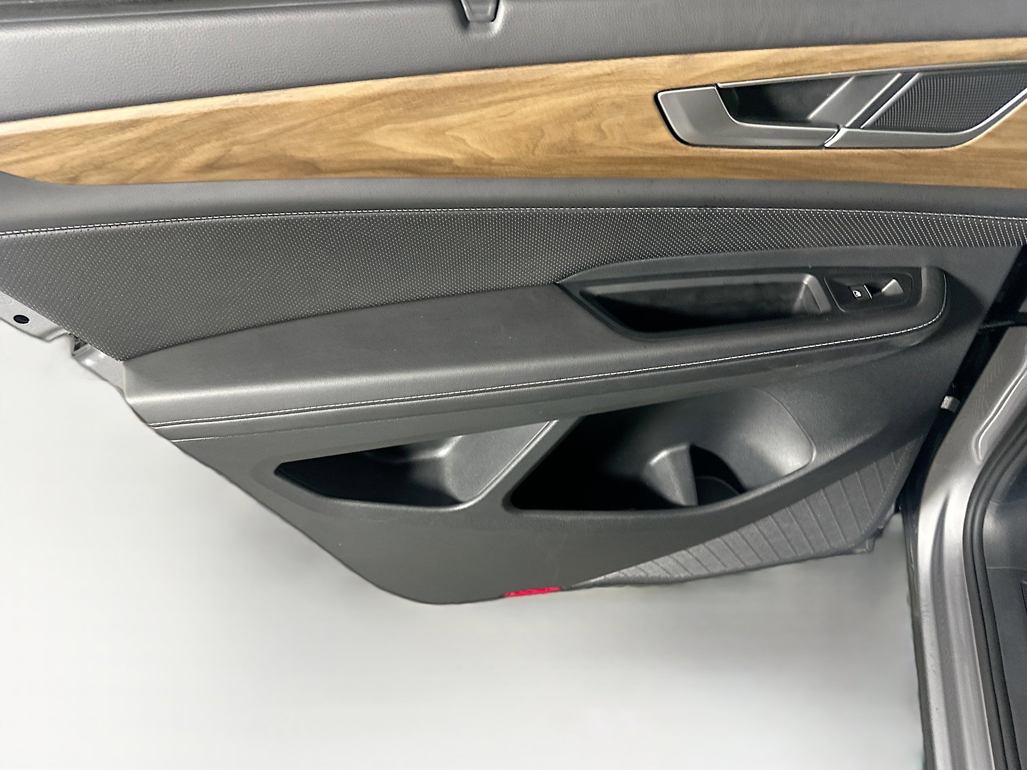 Used 2025 Volkswagen Atlas SE image 24