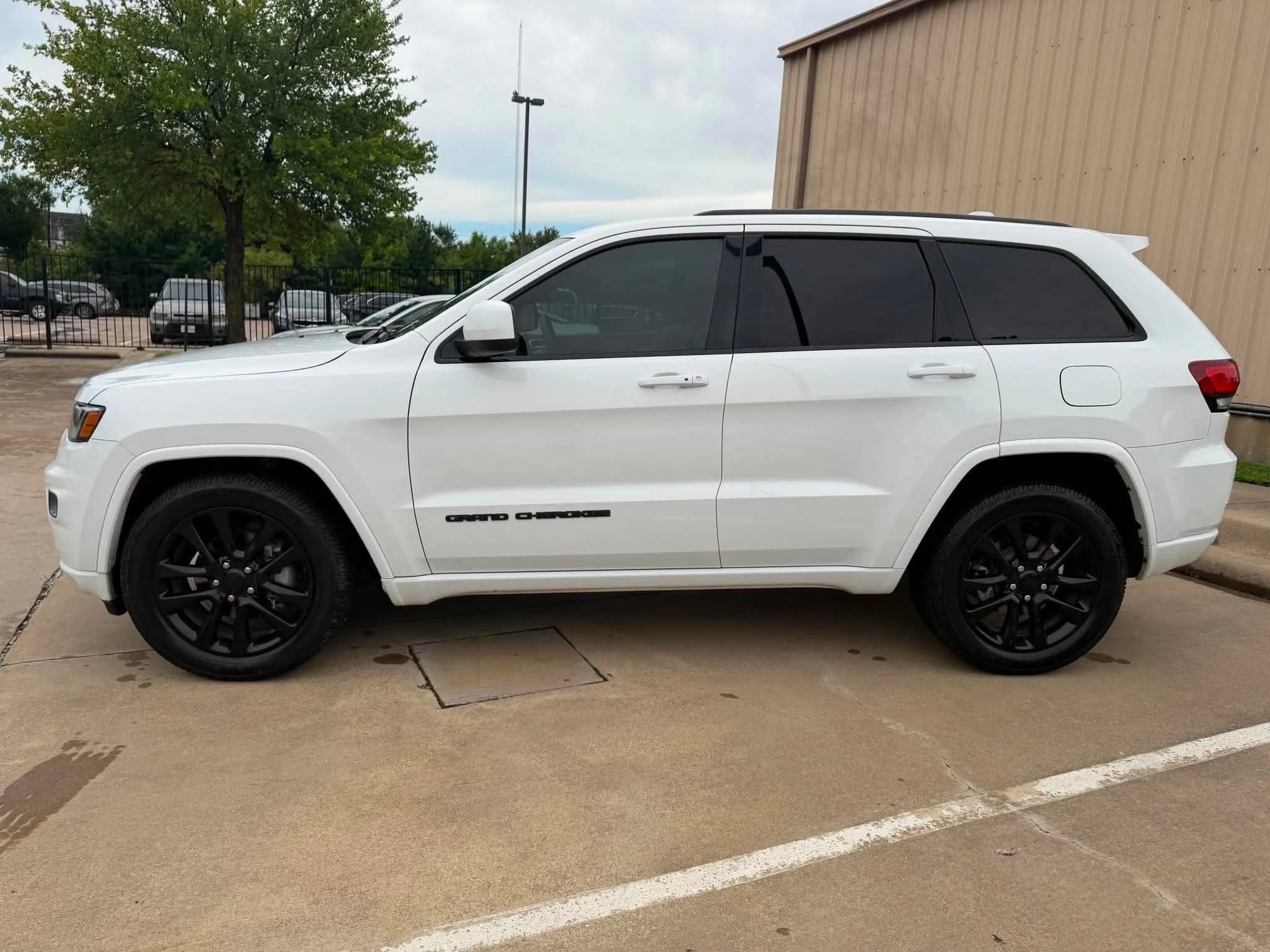 Used 2018 Jeep Grand Cherokee Altitude RWD image 4