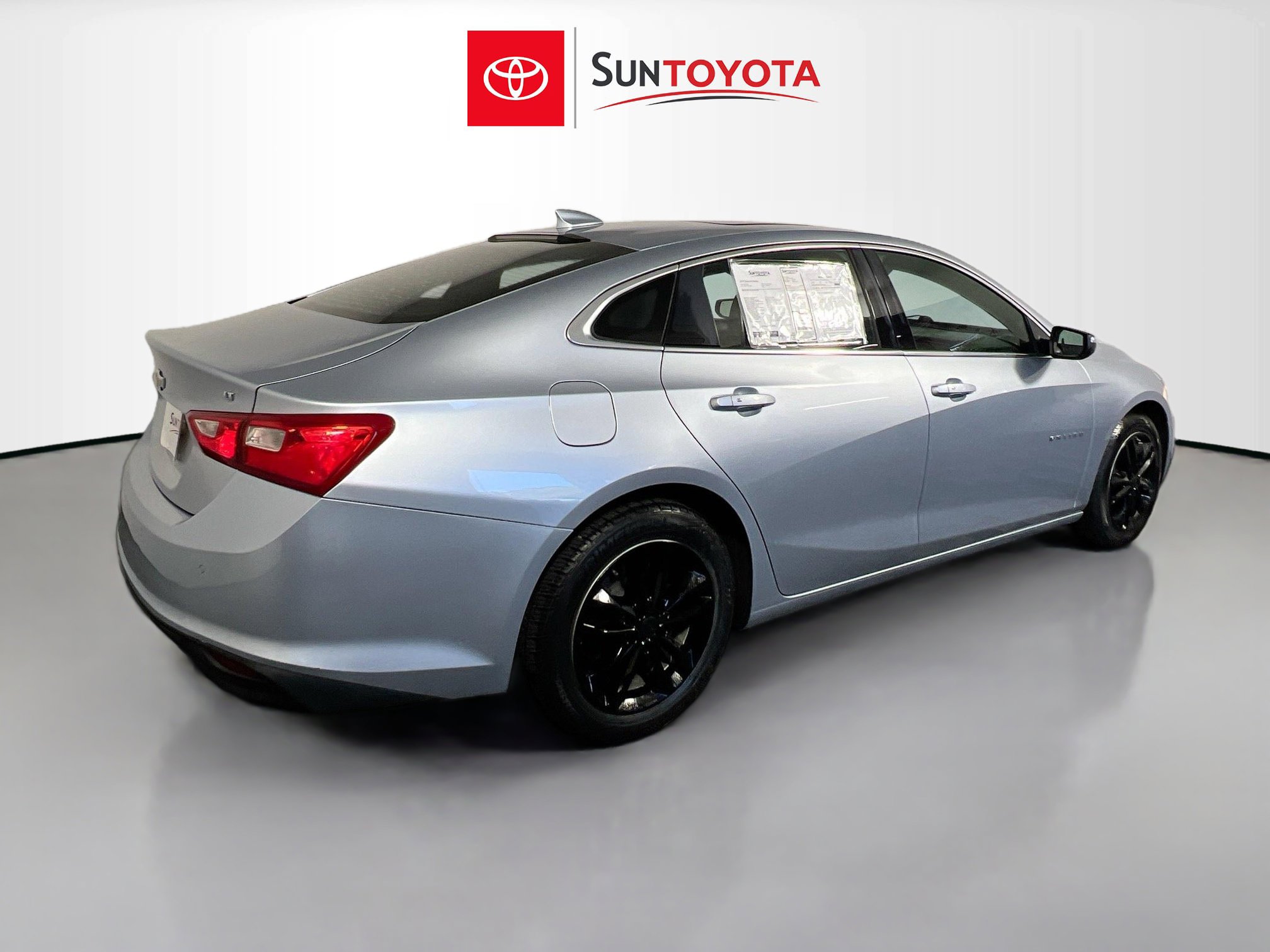 Used 2017 Chevrolet Malibu LT w/ Driver Confidence Package image 4