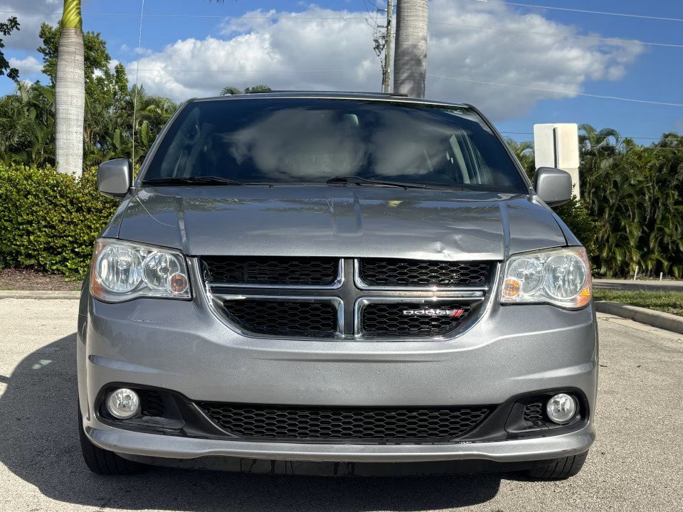 Used 2019 Dodge Grand Caravan SXT FWD image 3
