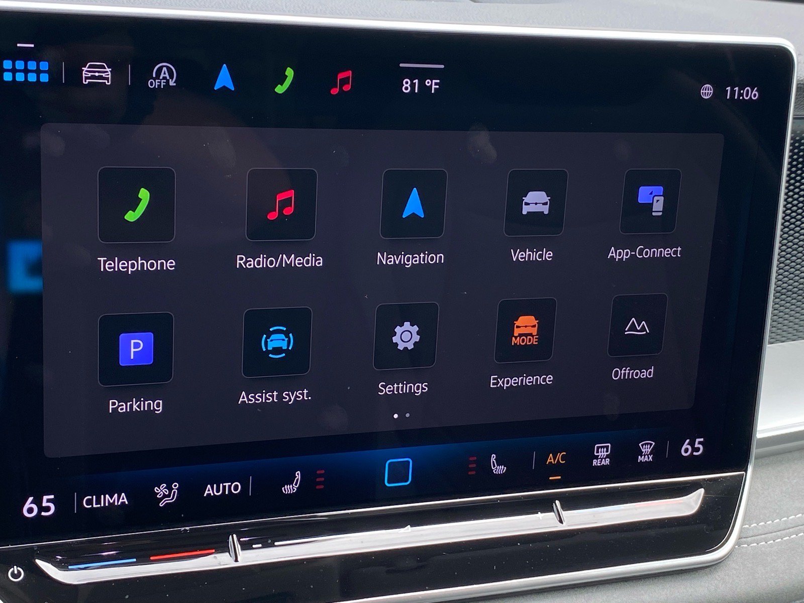 Certified 2025 Volkswagen Tiguan SE AWD/4WD image 14
