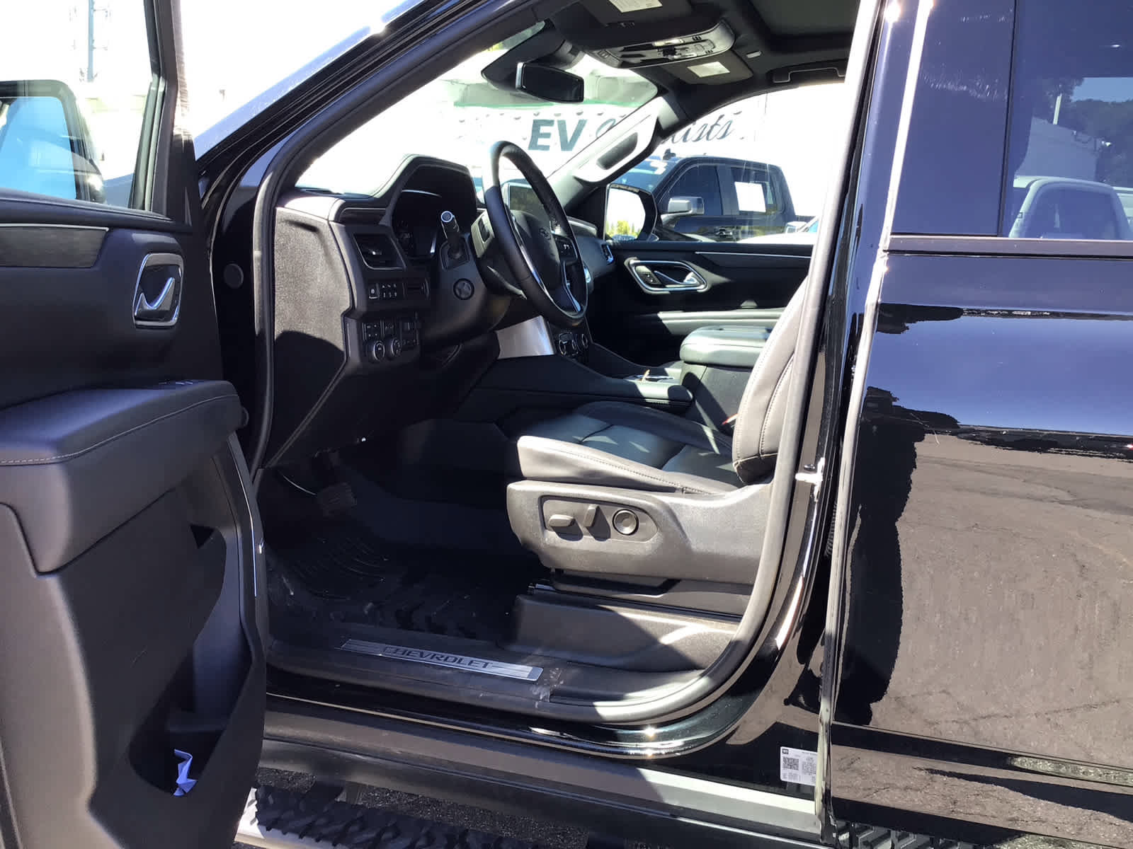 Used 2024 Chevrolet Suburban Z71 w/ Luxury Package AWD/4WD image 5