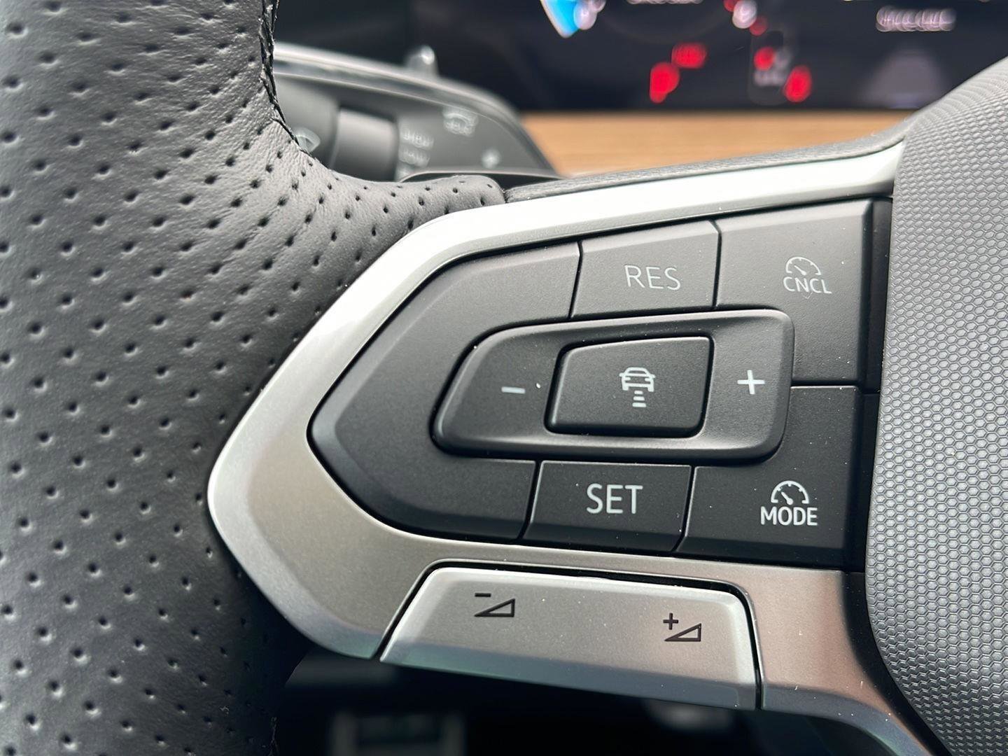 New 2026 Volkswagen Tiguan SEL R-Line AWD/4WD image 21