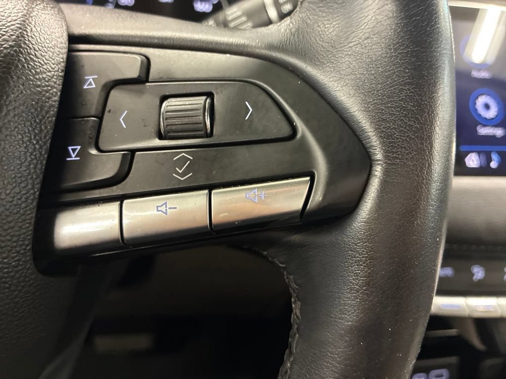 Used 2022 Cadillac XT4 Luxury w/ Cold Weather Package AWD/4WD image 16