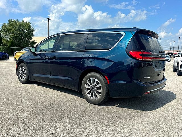 Used 2023 Chrysler Pacifica Touring-L FWD image 3