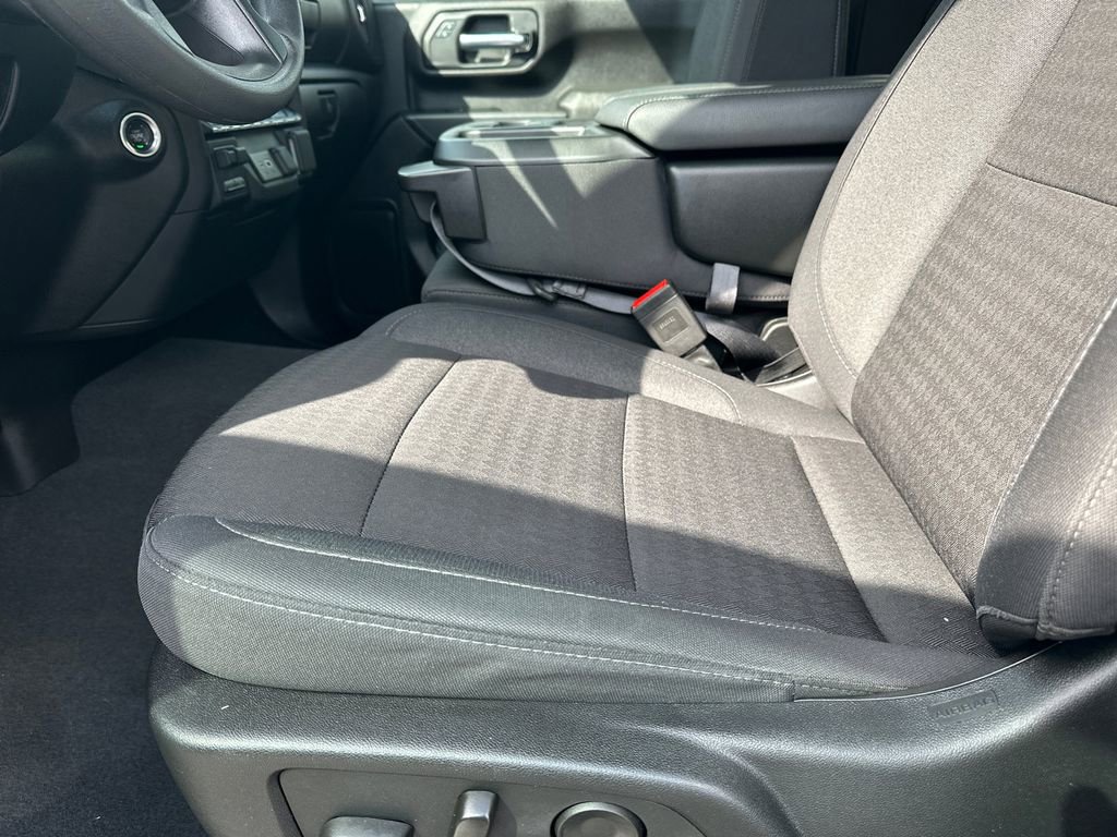 Used 2025 Chevrolet Silverado 2500 Custom w/ Custom Value Package image 10