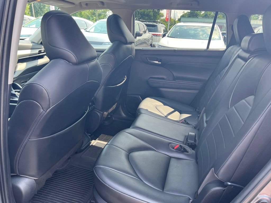 Used 2020 Toyota Highlander XLE AWD/4WD image 19