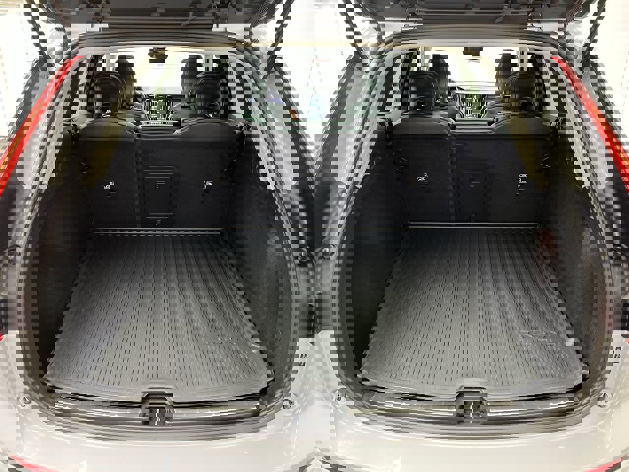 Used 2024 Volvo XC60 B5 Plus image 28