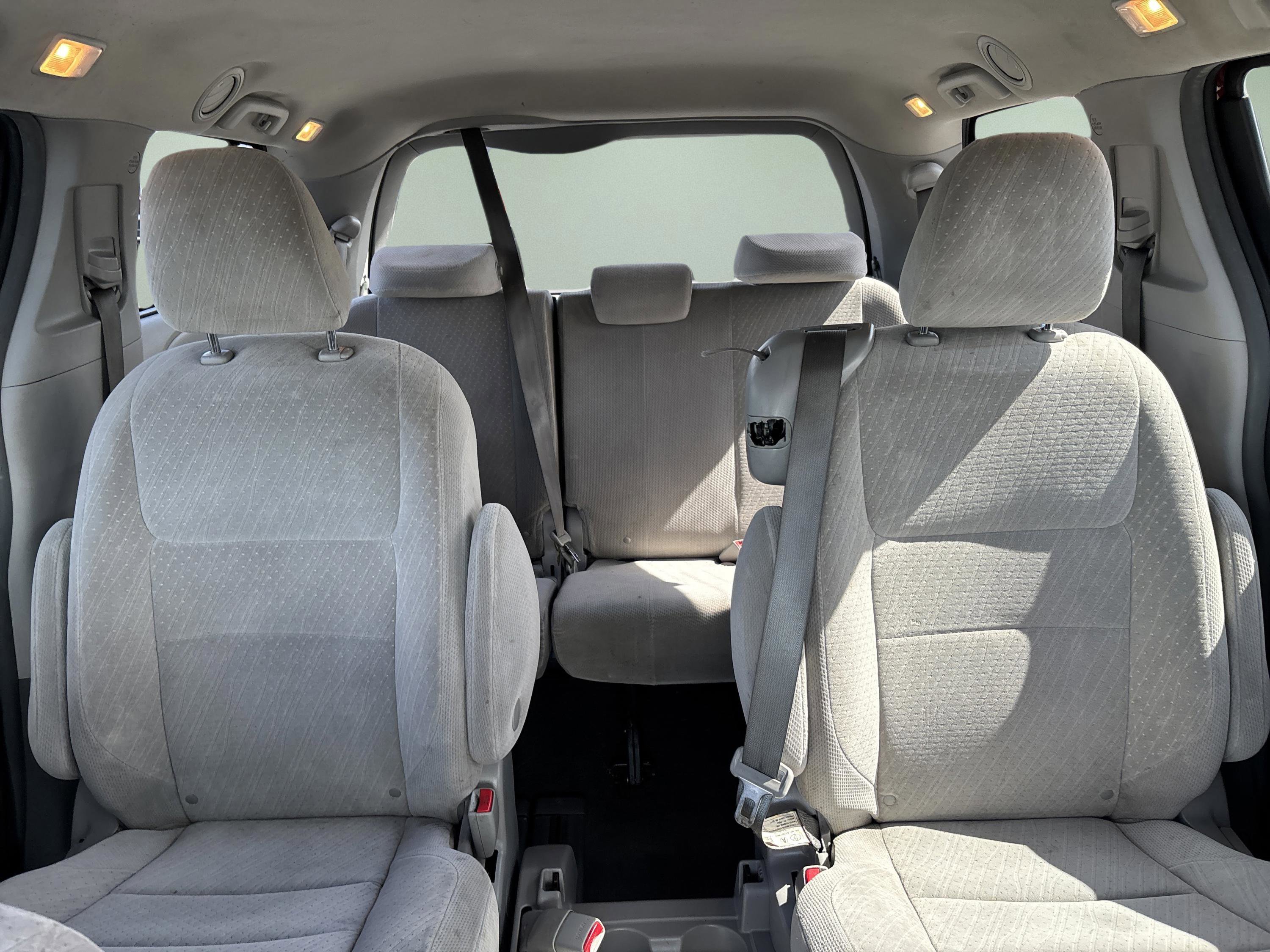 Used 2019 Toyota Sienna LE w/ Outdoor Package FWD image 14