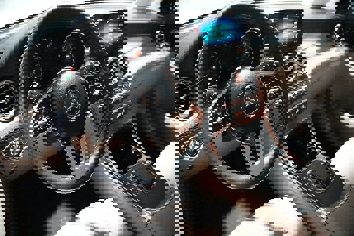 Used 2021 Mercedes-Benz GLC 300 4MATIC image 11