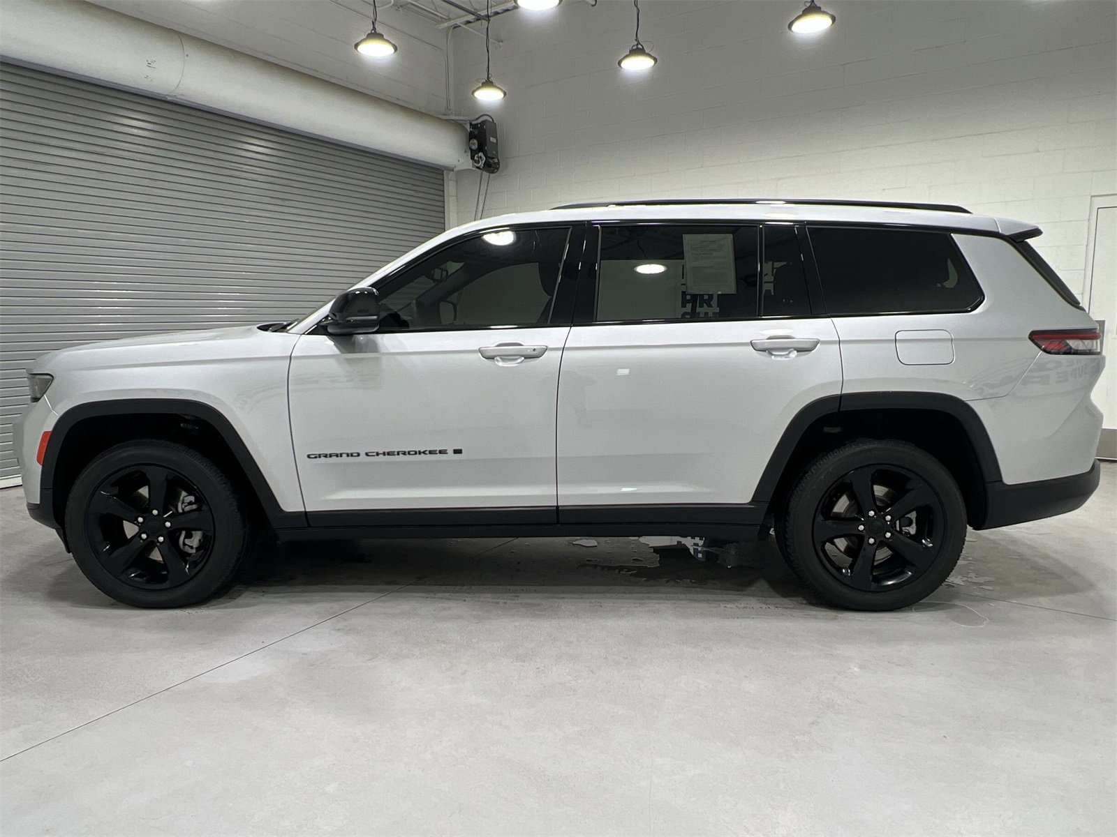 Used 2023 Jeep Grand Cherokee L Laredo image 5