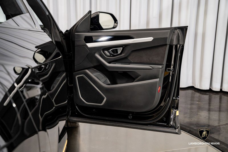 Used 2021 Lamborghini Urus image 43