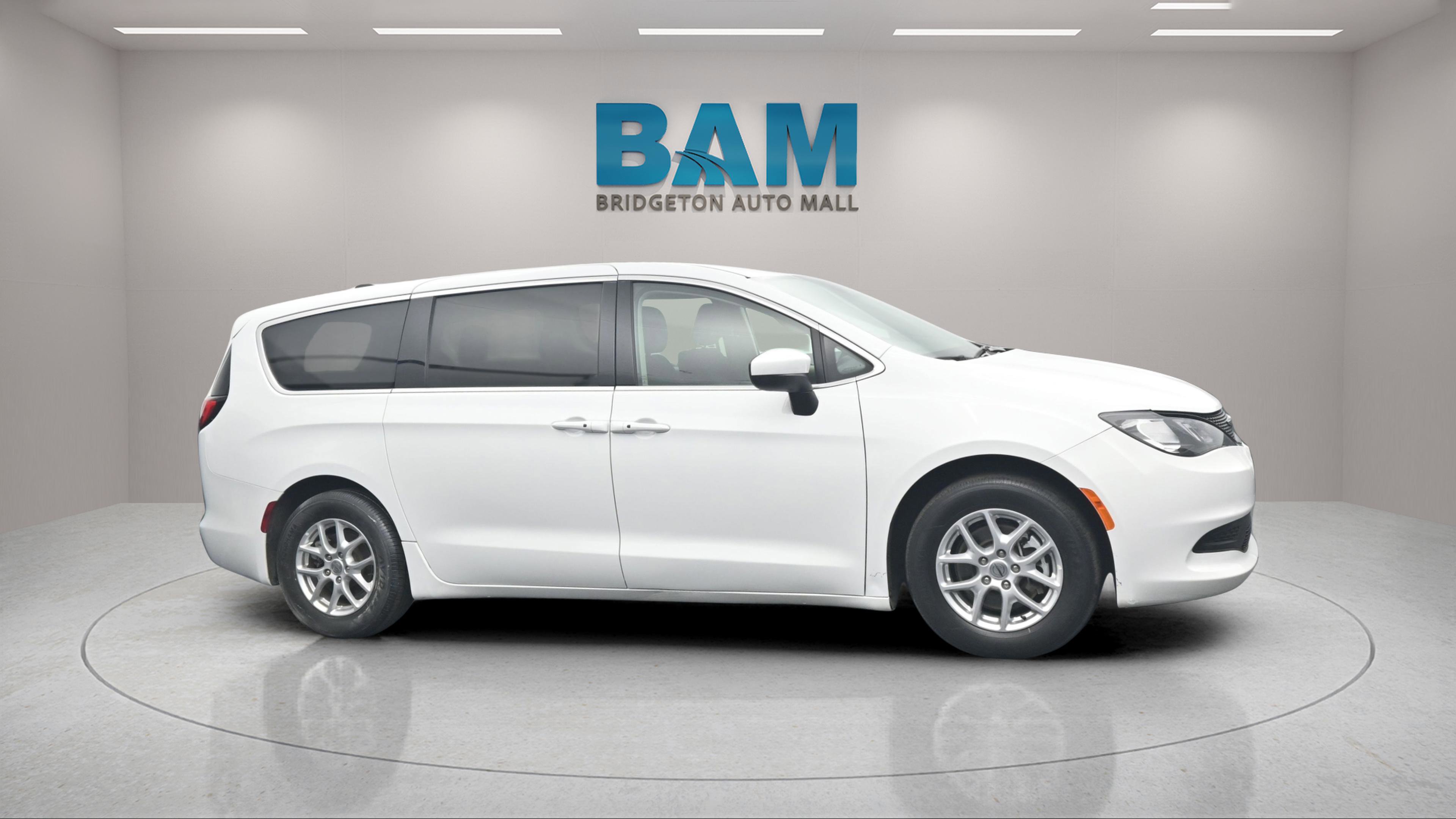 Used 2023 Chrysler Voyager LX image 8