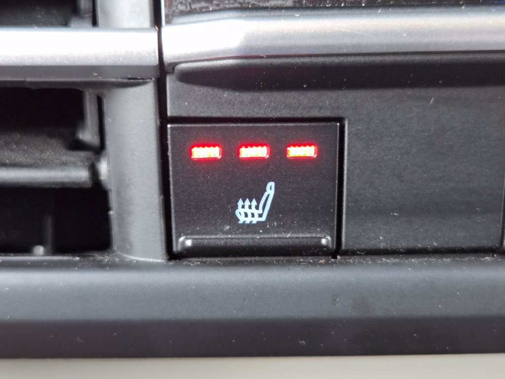 Used 2023 Toyota Sienna XLE FWD image 5