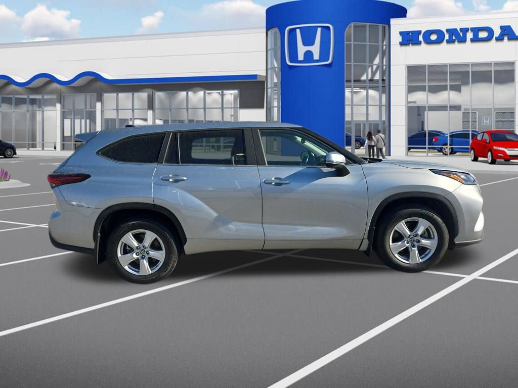 Used 2024 Toyota Highlander LE image 19