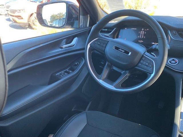 New 2025 Jeep Grand Cherokee Altitude AWD/4WD image 32