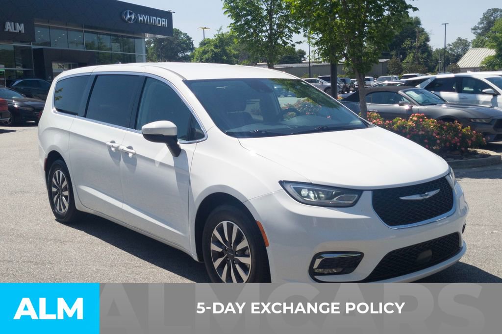 Used 2023 Chrysler Pacifica Touring-L image 3