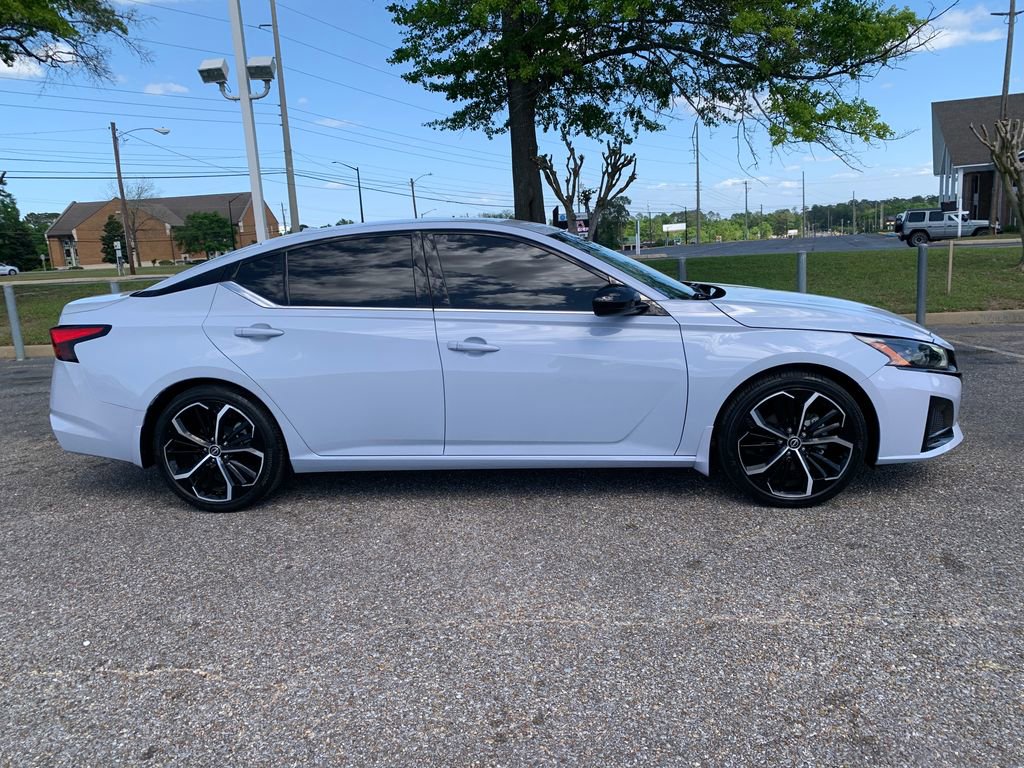 Used 2023 Nissan Altima 2.5 SR FWD image 2
