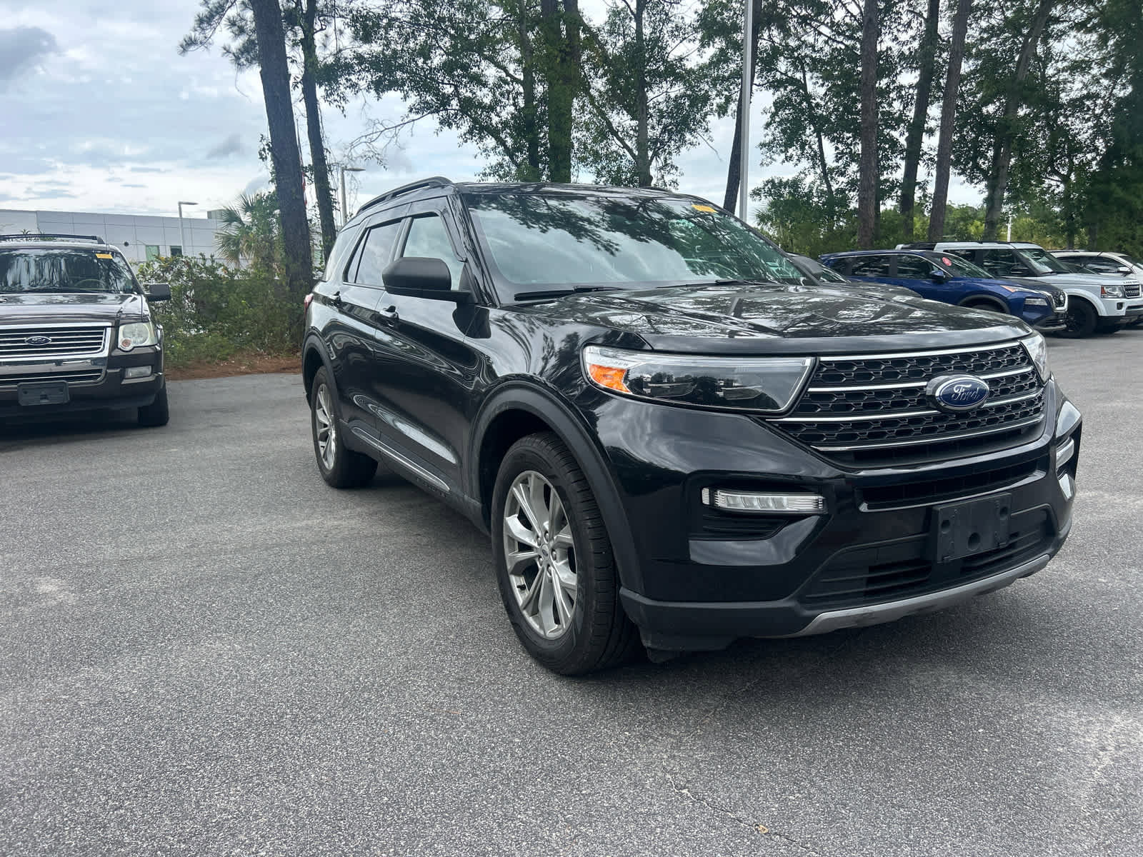 Used 2021 Ford Explorer XLT w/ Equipment Group 202A AWD/4WD image 6