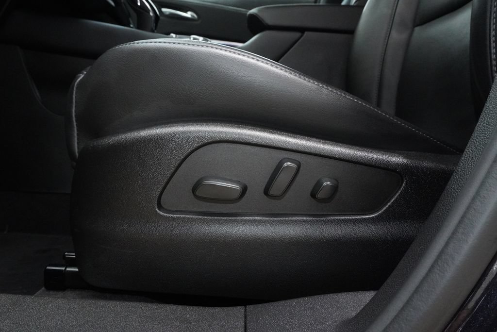 Used 2023 Cadillac XT4 Luxury w/ Cold Weather Package FWD image 24