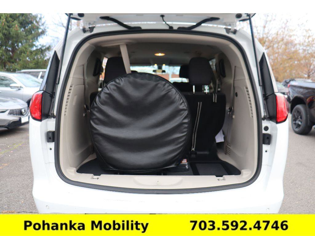 Used 2020 Chrysler Voyager L image 32