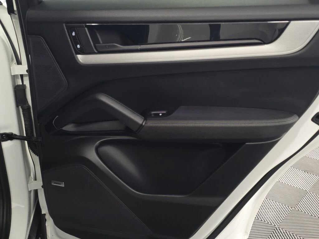 Used 2024 Porsche Cayenne image 27