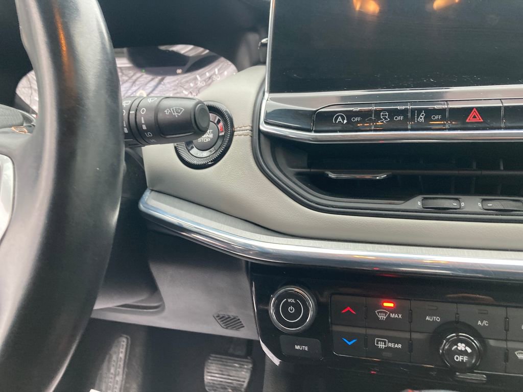 Used 2022 Jeep Compass Limited image 21