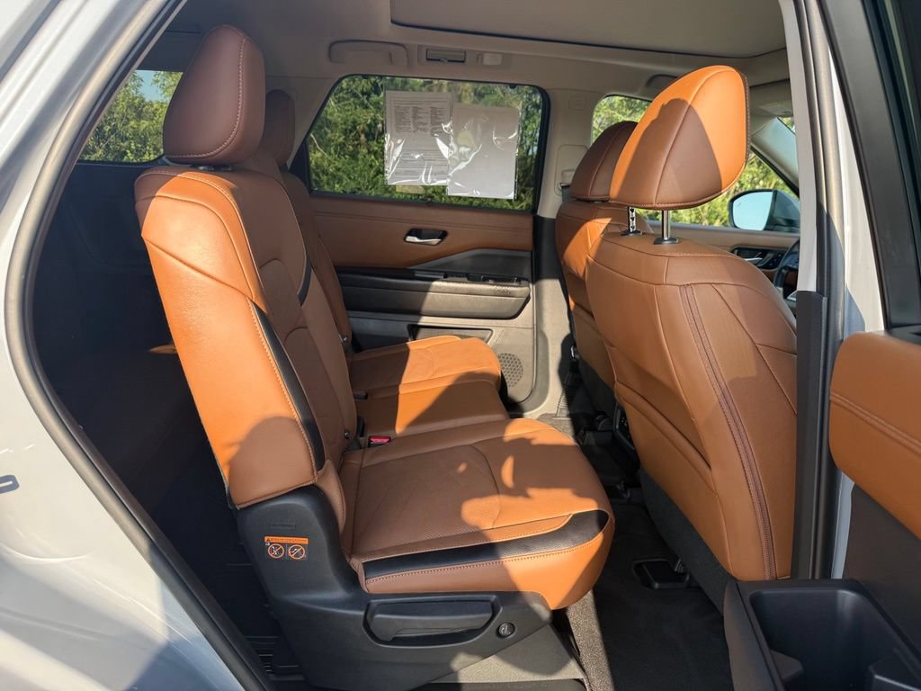Used 2025 Nissan Pathfinder Platinum w/ Cargo Package AWD/4WD image 18