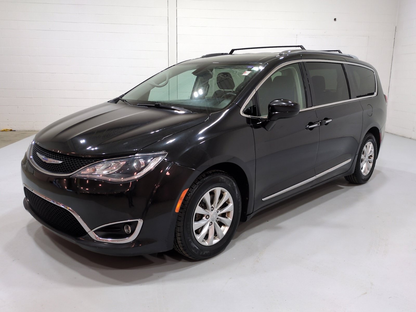 Used 2018 Chrysler Pacifica Touring-L FWD image 7