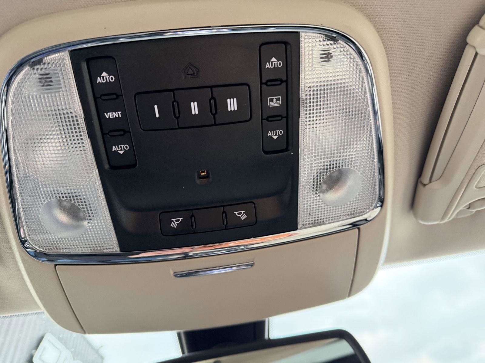 Used 2016 Chrysler 300 C image 17