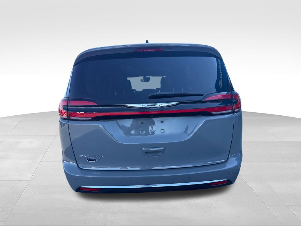 Used 2023 Chrysler Pacifica Touring-L FWD image 4