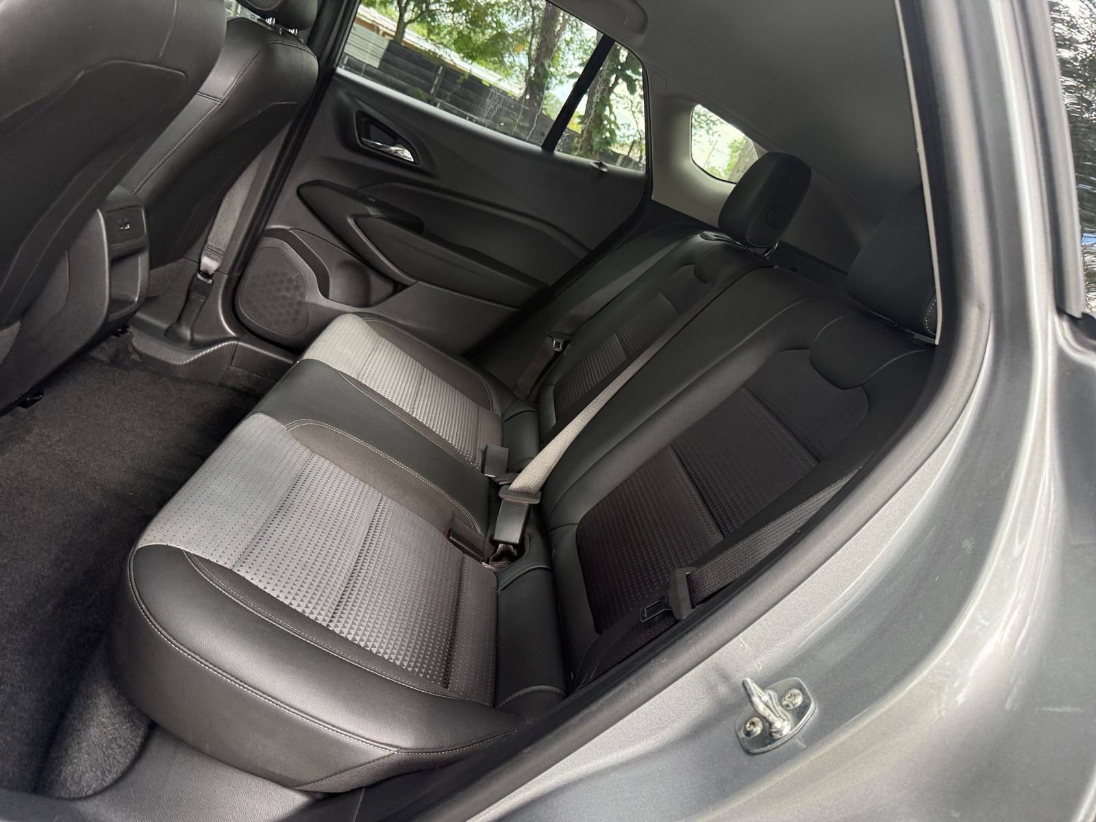Used 2025 Chevrolet Trax LT FWD image 33