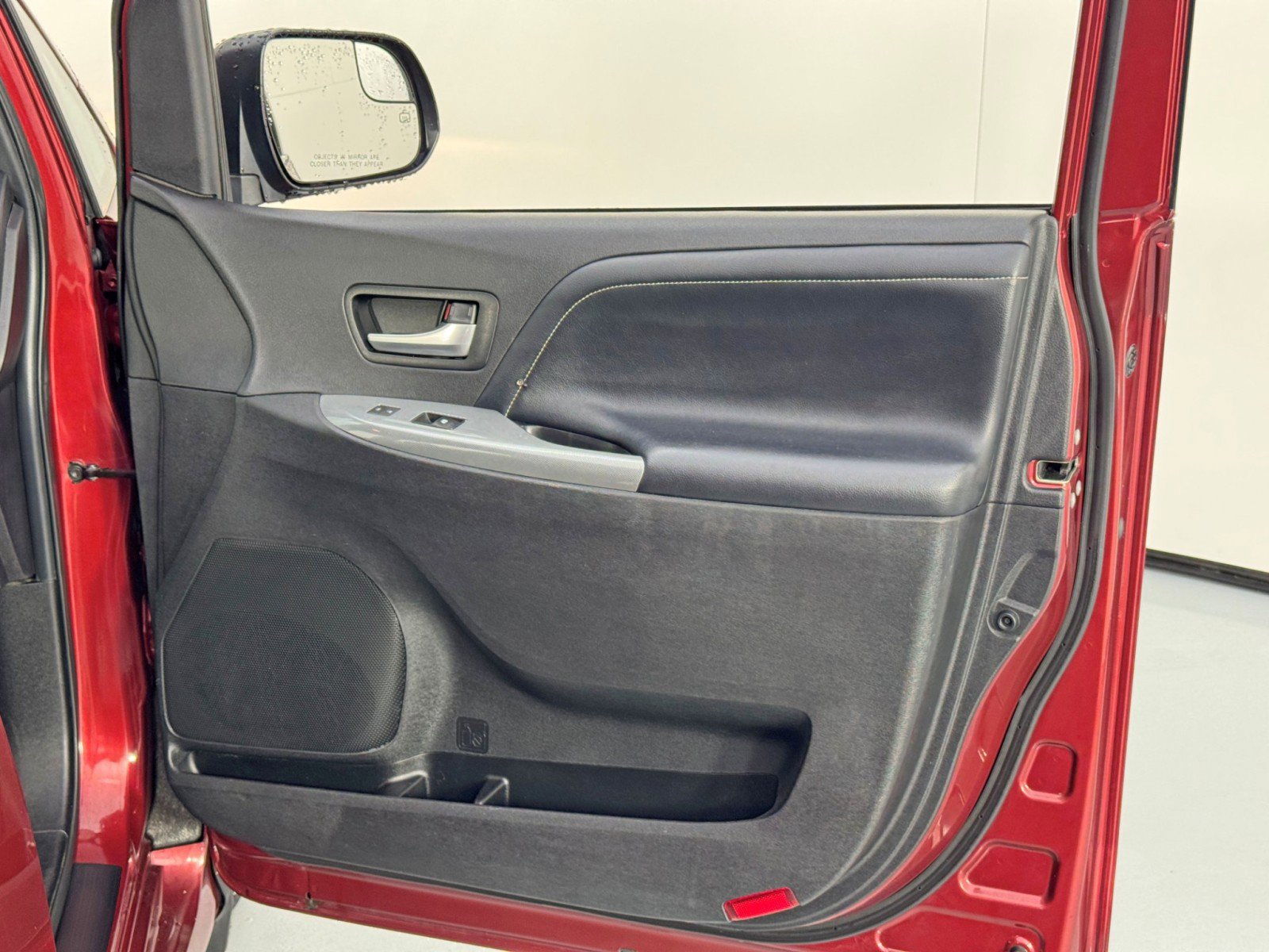 Used 2019 Toyota Sienna SE w/ Carpet Mat Package FWD image 39