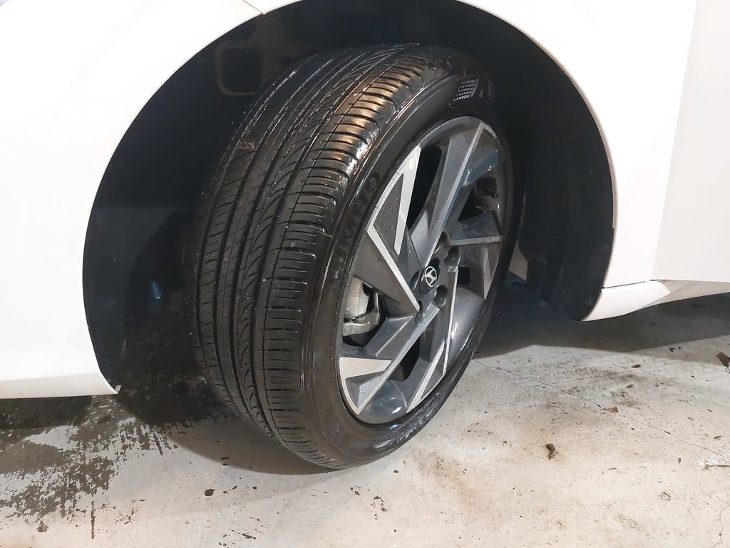 Certified 2025 Hyundai Elantra SEL image 34