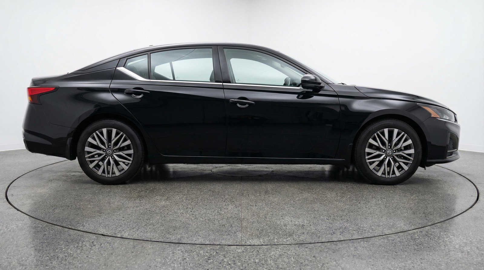 Used 2025 Nissan Altima 2.5 SV image 11