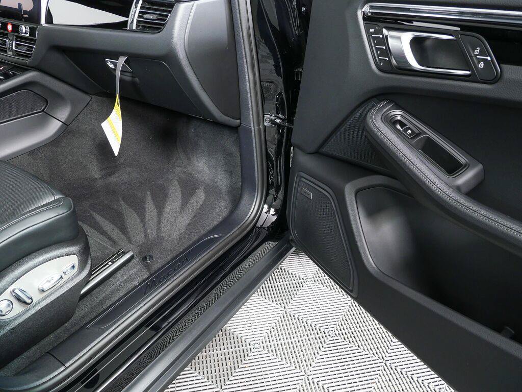 Certified 2026 Porsche Macan AWD/4WD image 26