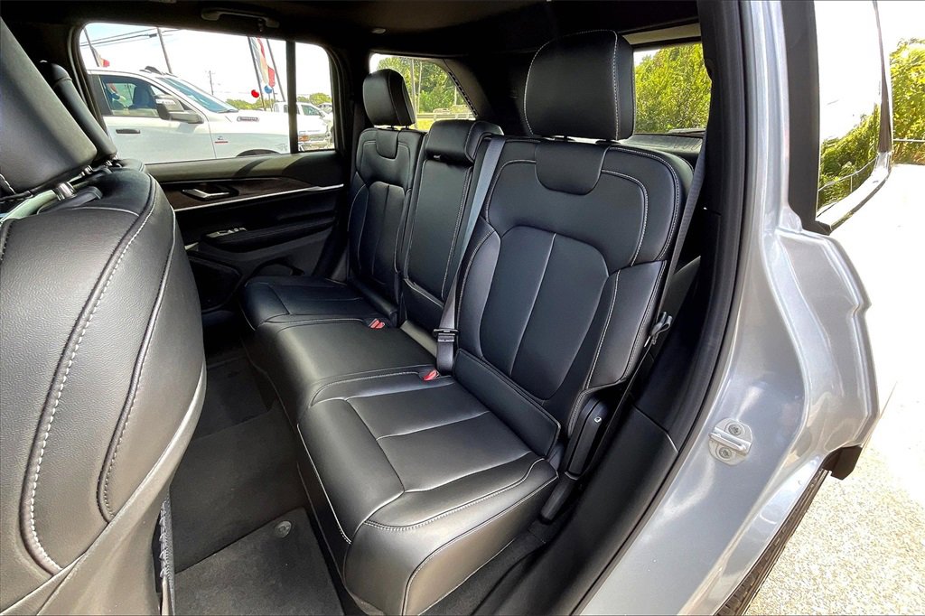 New 2025 Jeep Grand Cherokee Limited w/ Black Appearance Package image 10