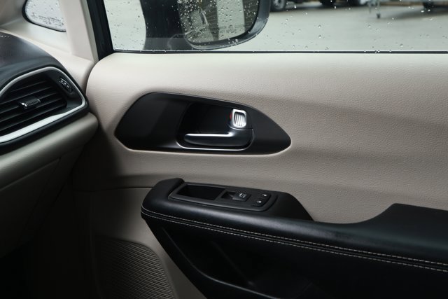 Used 2022 Chrysler Pacifica Touring-L image 28