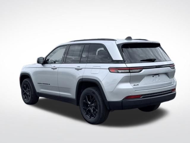 Used 2025 Jeep Grand Cherokee Altitude AWD/4WD image 9